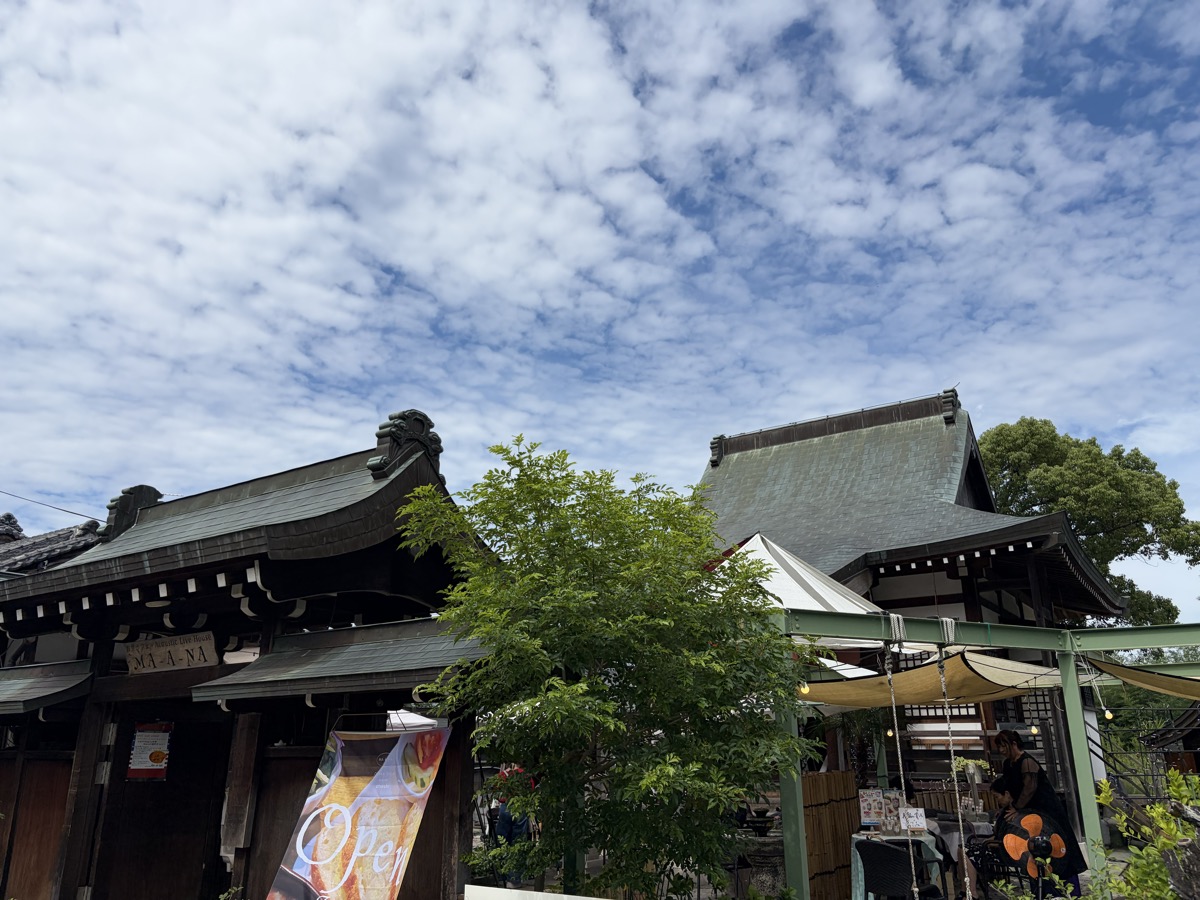秋空を大きく背景にした、お堂カフェMA-A-NAと岡田寺の屋根