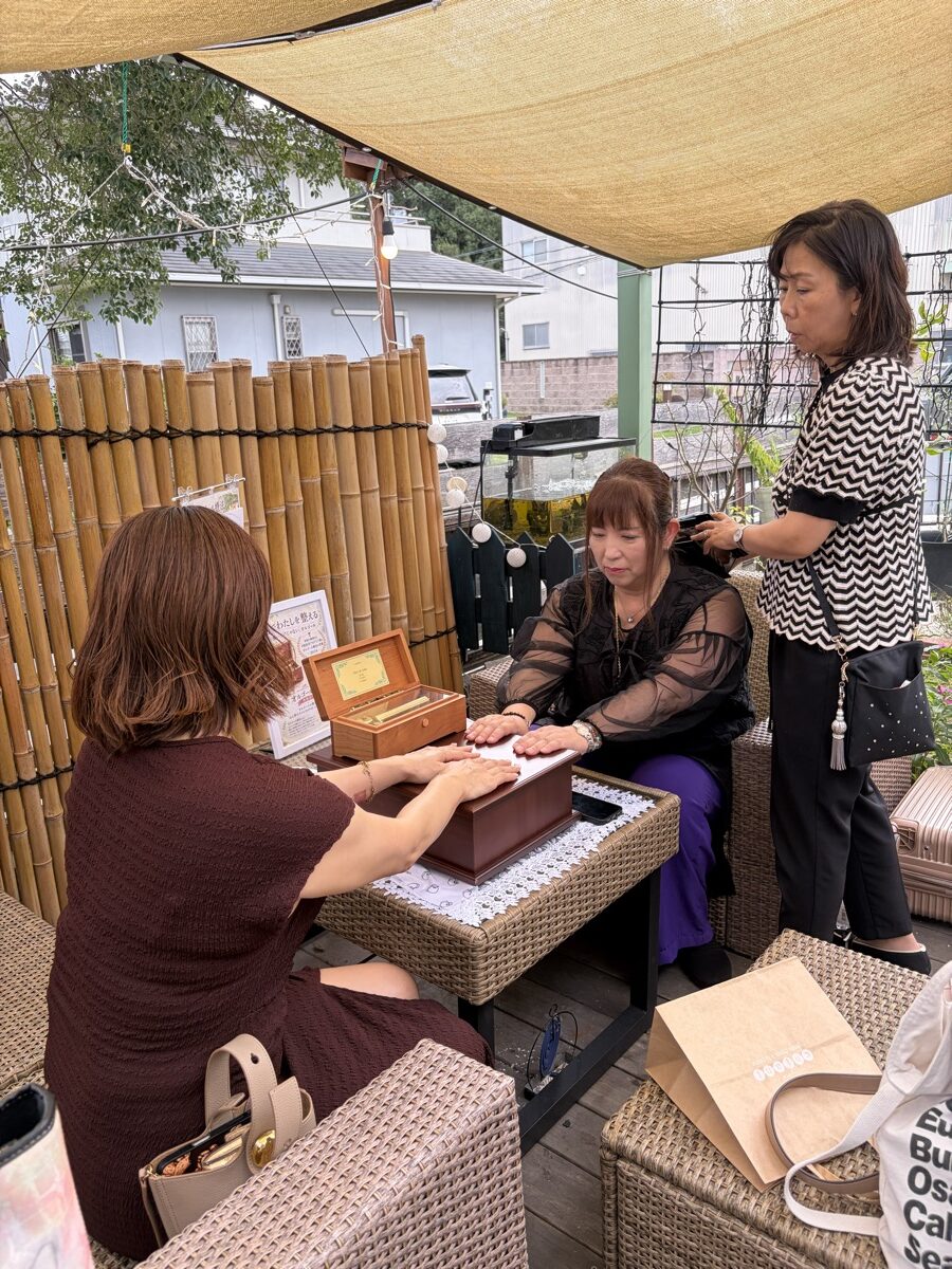ゆりちゃんが穴瀬千加子さんと西原秀子さんにオルゴール体験を届ける様子