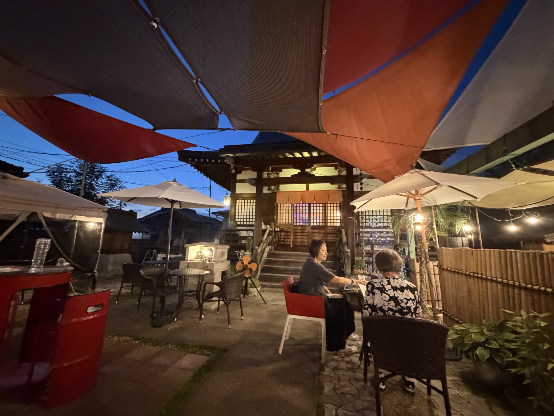 夕暮れの空と灯りに包まれたお堂カフェMA-A-NA