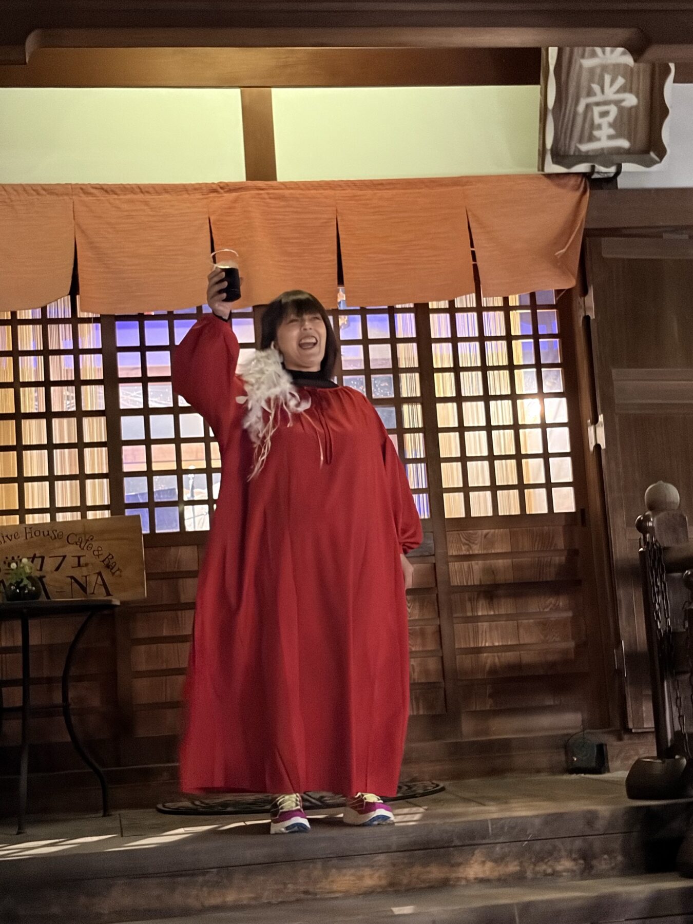 乾杯のグラスを掲げる未来さん