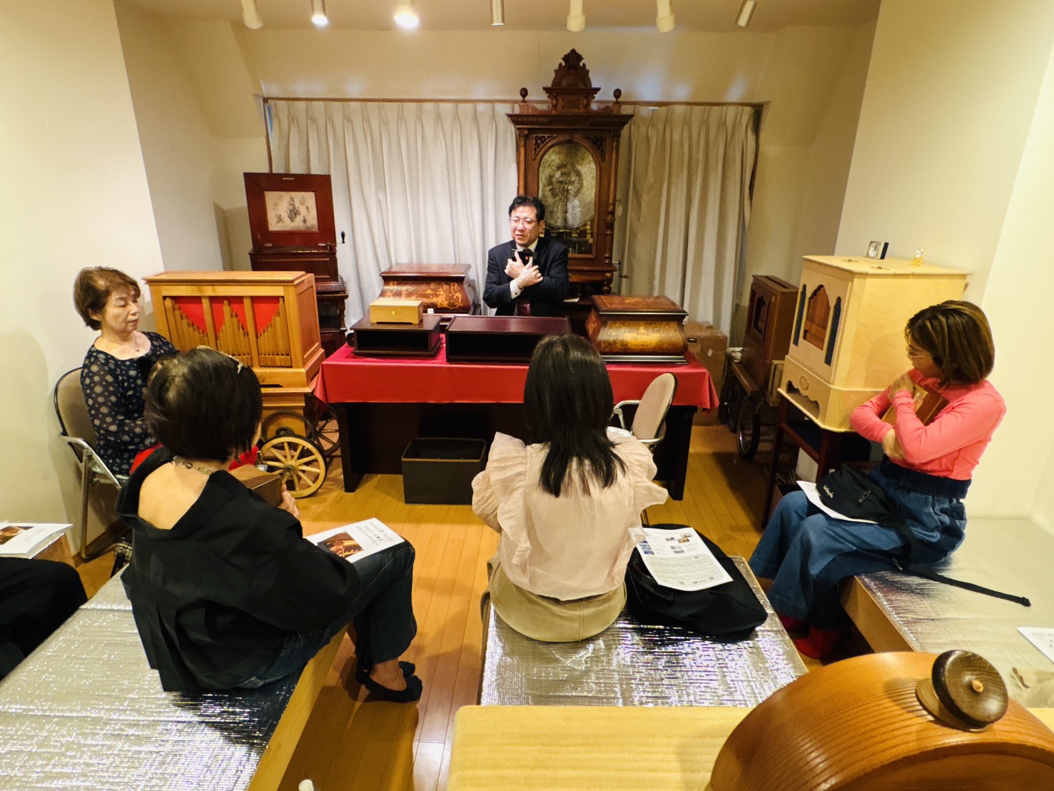 少人数の会場で佐伯一成さんの話を聞く参加者