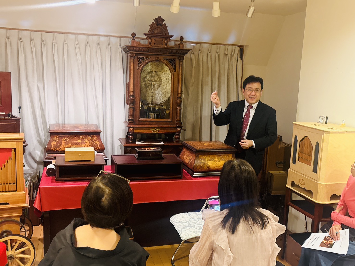 オルゴールに囲まれながら説明する日本オルゴール療法研究所代表の佐伯一成さん